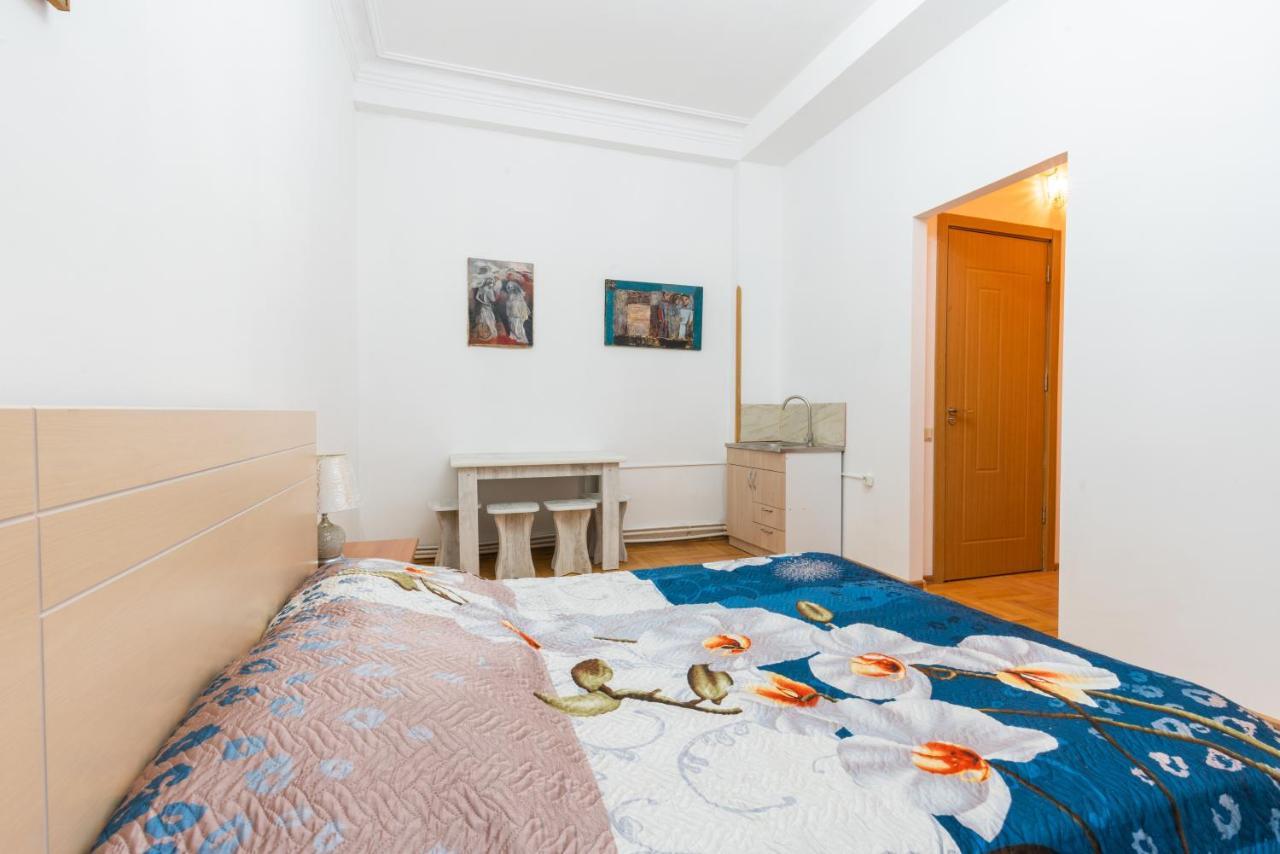 Center 4 You Hotel Tbilisi Bagian luar foto